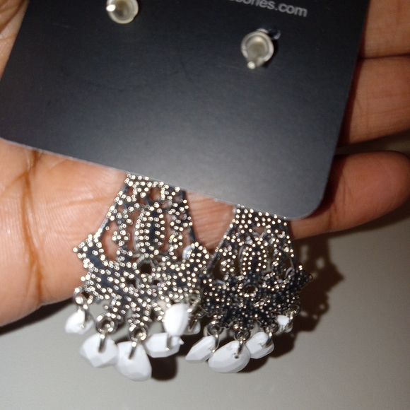 Beautiful White- Beaded drop Earings - Picture 5 of 5